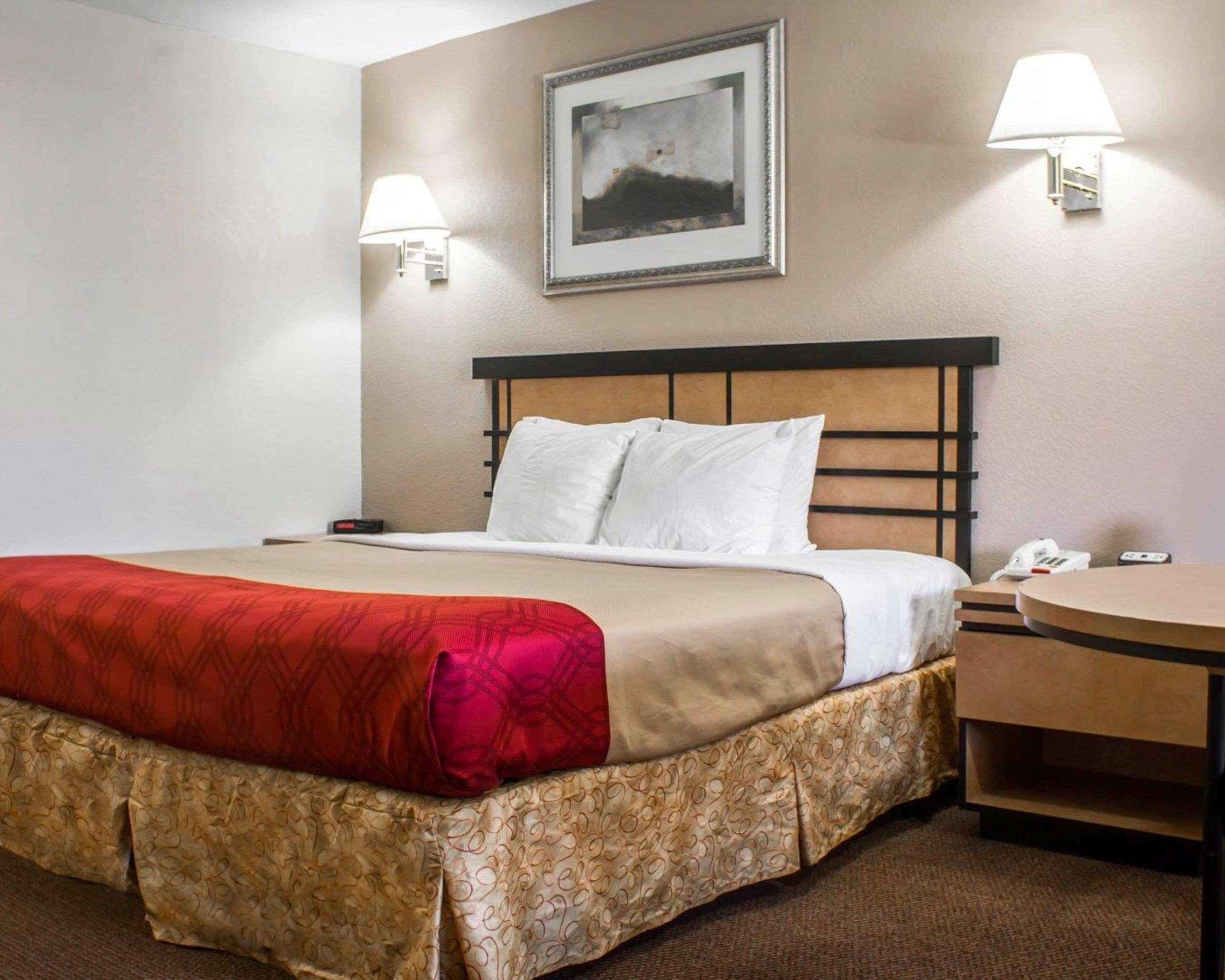 Econo Lodge Inn & Suites Colonie Center Mall Albany Dış mekan fotoğraf