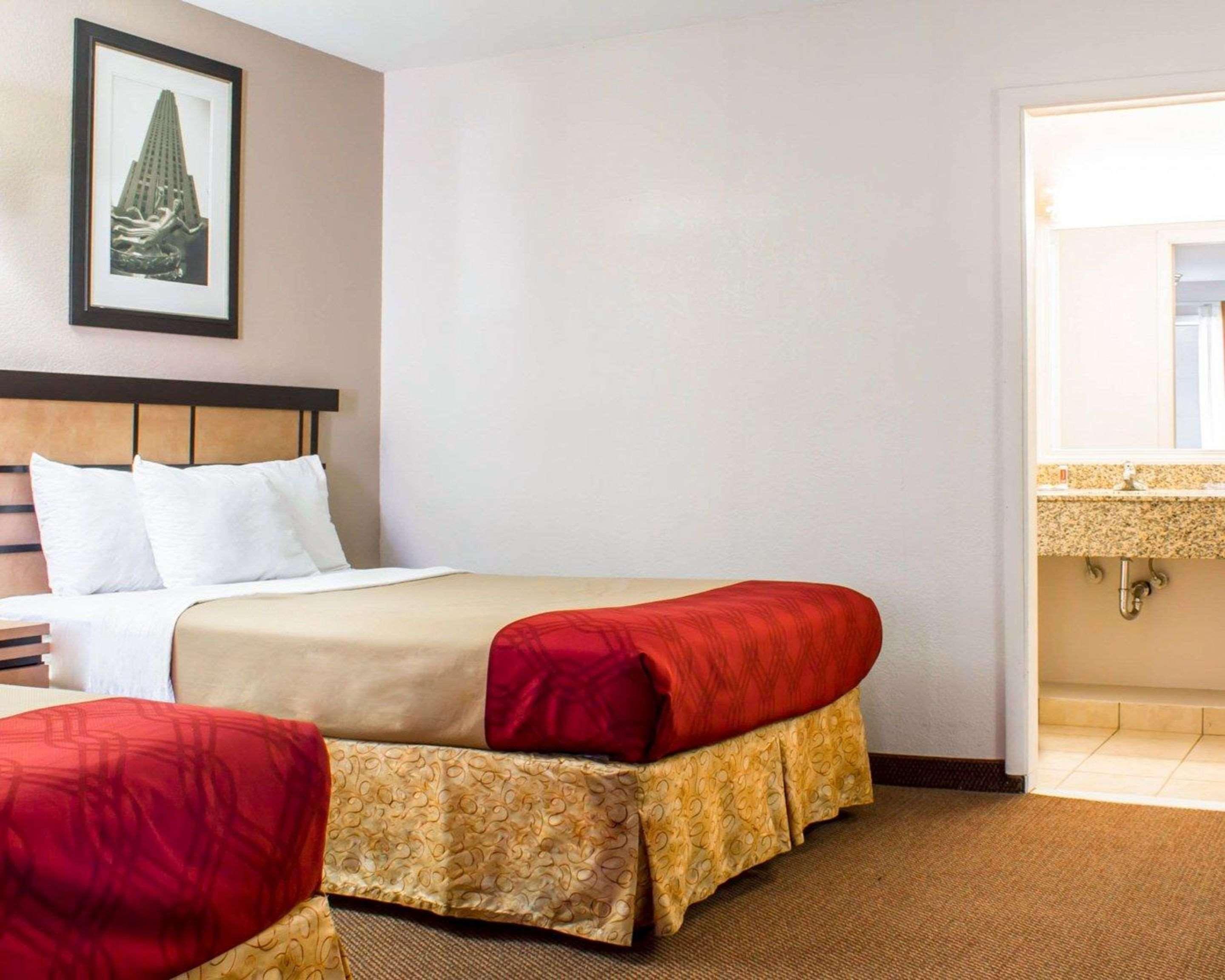 Econo Lodge Inn & Suites Colonie Center Mall Albany Dış mekan fotoğraf