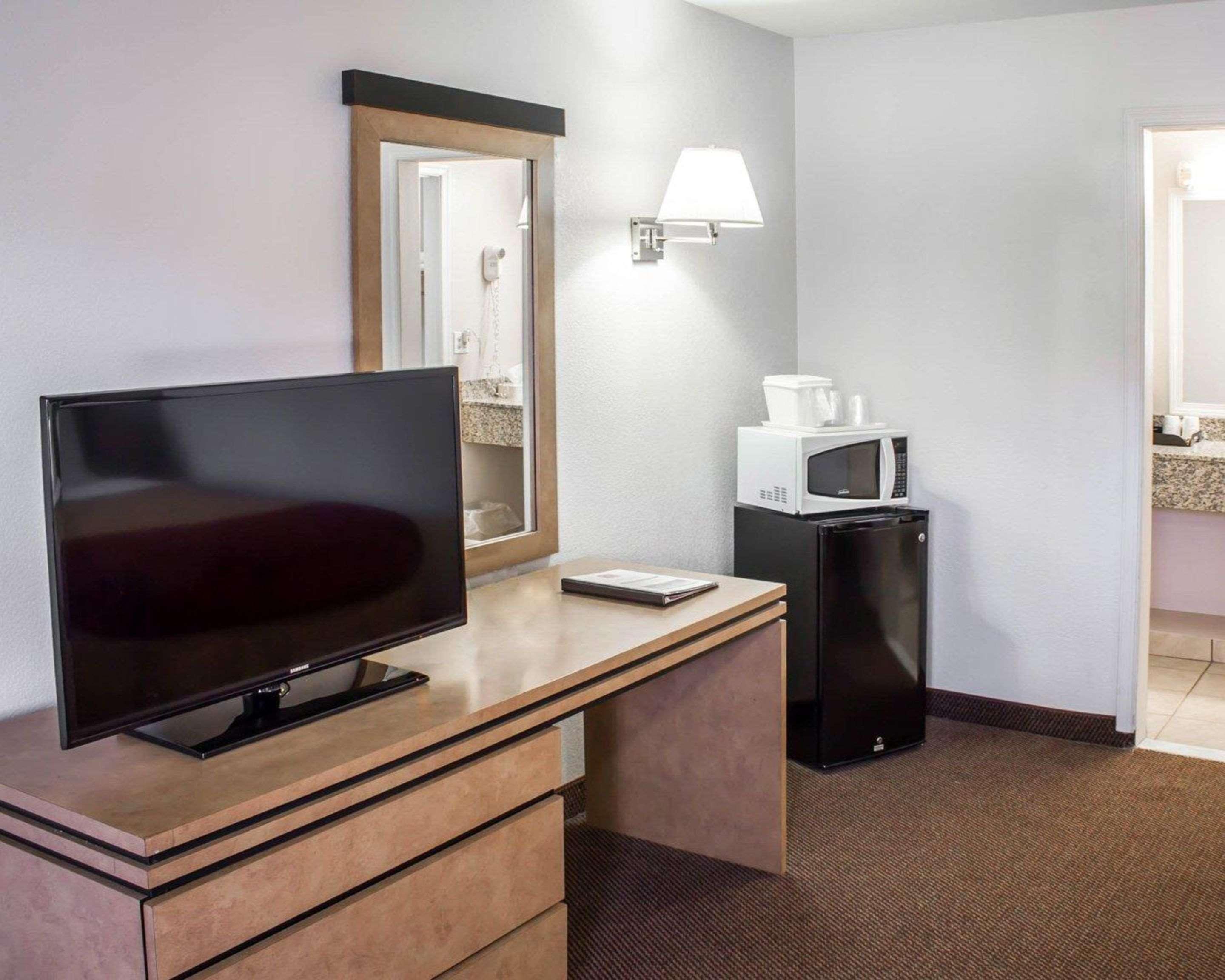 Econo Lodge Inn & Suites Colonie Center Mall Albany Dış mekan fotoğraf