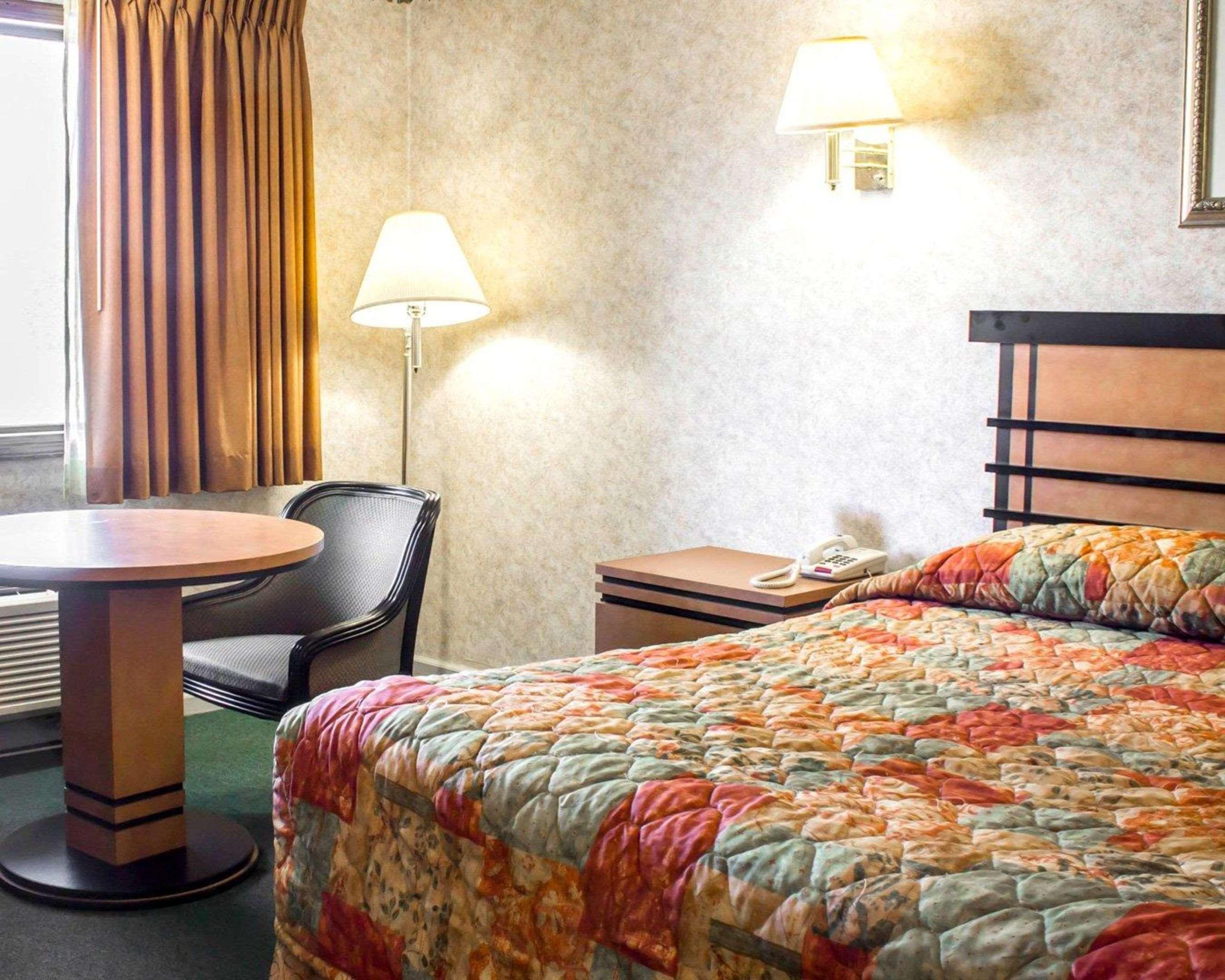 Econo Lodge Inn & Suites Colonie Center Mall Albany Dış mekan fotoğraf