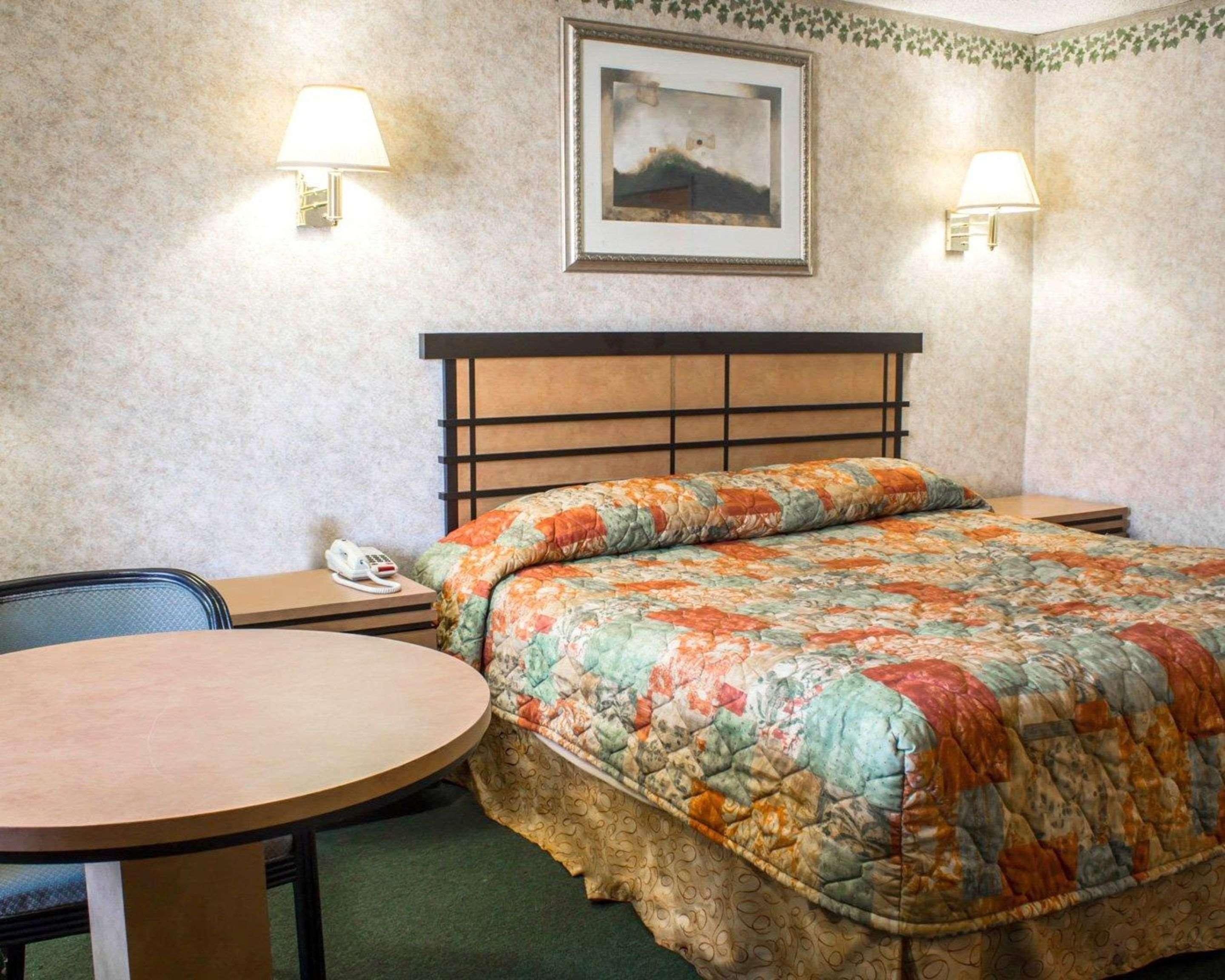 Econo Lodge Inn & Suites Colonie Center Mall Albany Dış mekan fotoğraf