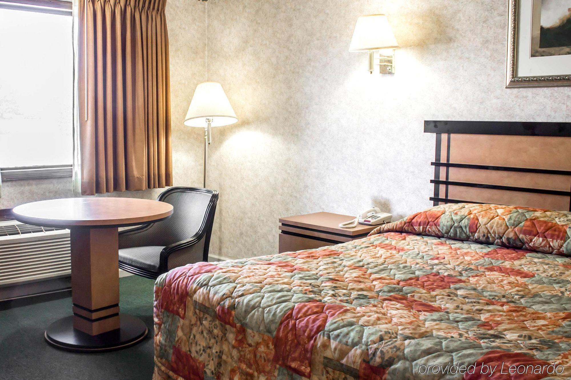 Econo Lodge Inn & Suites Colonie Center Mall Albany Dış mekan fotoğraf