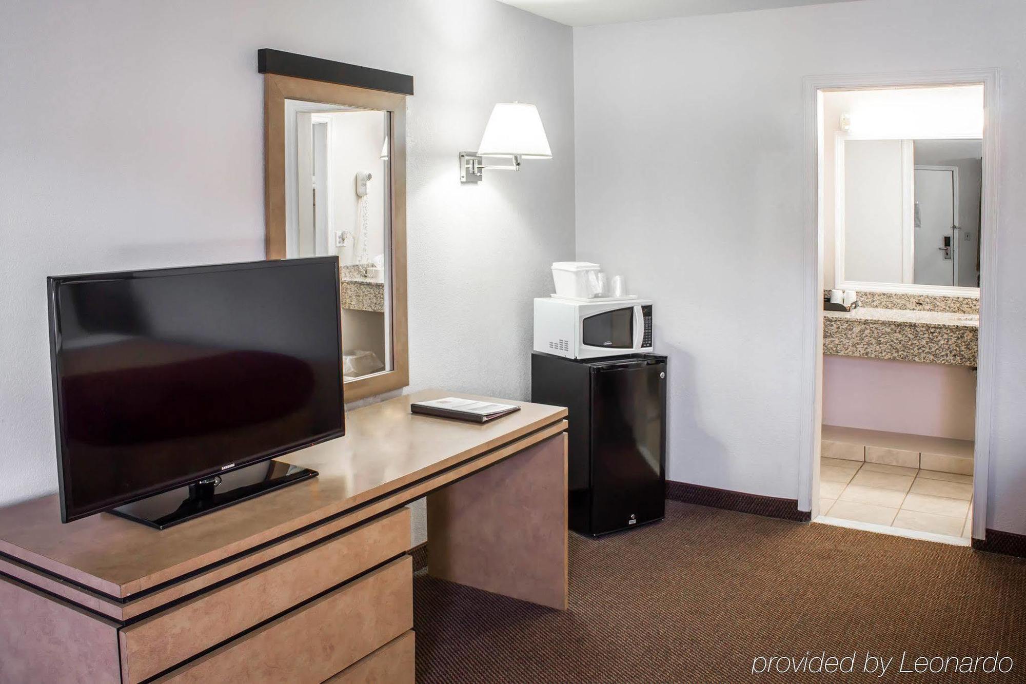 Econo Lodge Inn & Suites Colonie Center Mall Albany Dış mekan fotoğraf